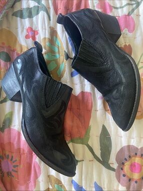 Dolce Vita Women's Black Embroidered Western Ankle Boot 6.5
